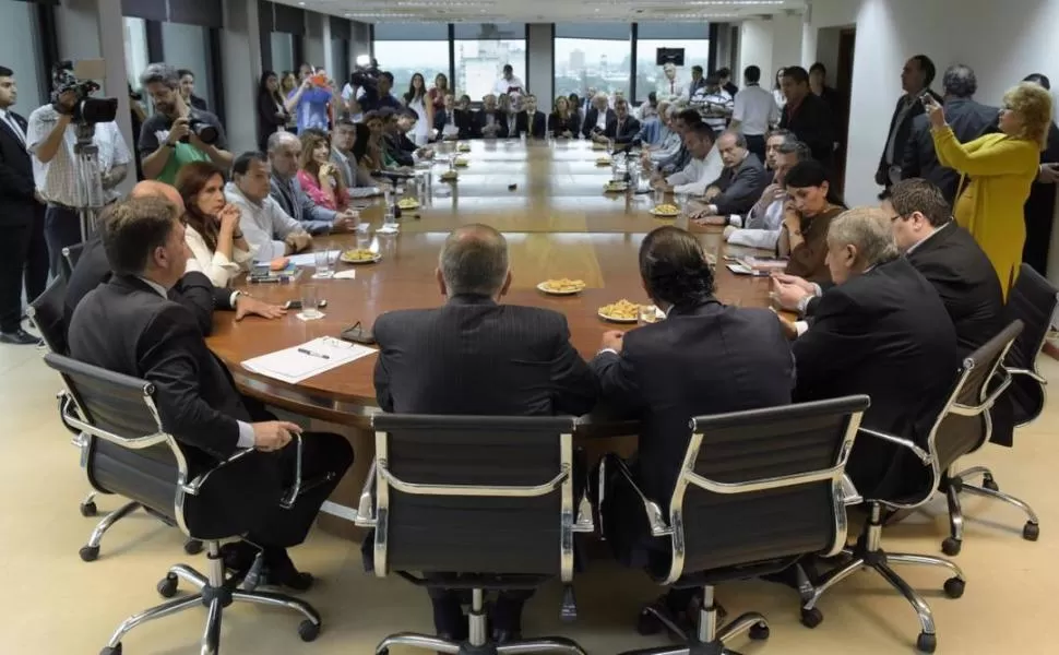 CUARTA OCASIÓN. Los más de 20 miembros de la comisión de Reforma Política quedaron en volver a reunirse dentro de un mes, ya con proyectos. twitter @OsvaldoJaldo