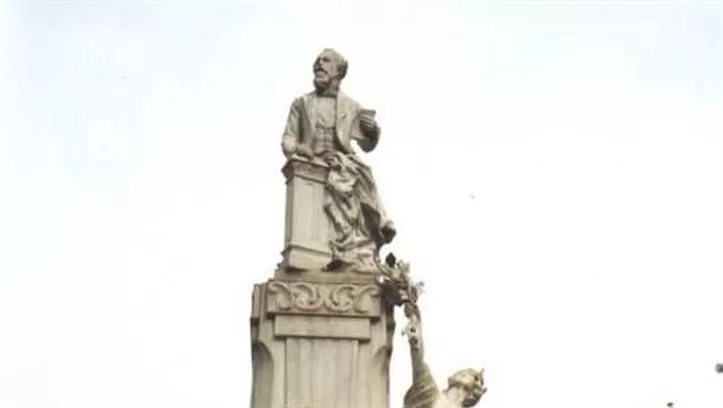  -NICOLÁS AVELLANEDA. Estatua del ilustre tucumano en la ciudad de Avellaneda, ejecutada por Lola Mora.-