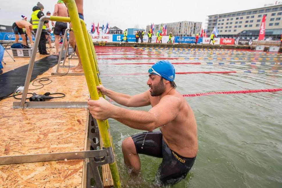 Marcio Billone nadó sus primeros 25 metros en las frías aguas de Tallin