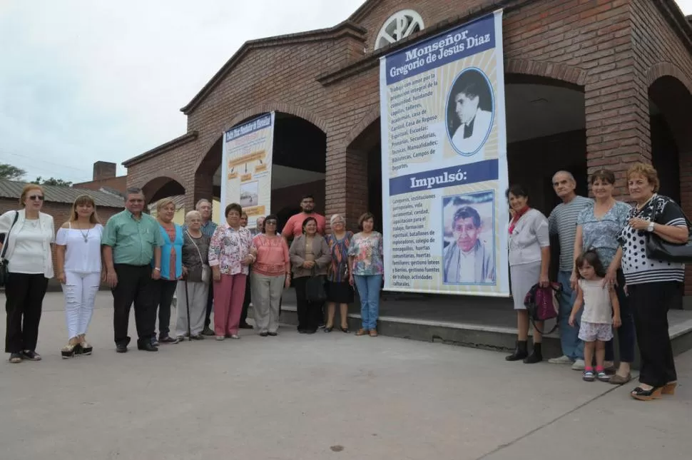 - UNIDOS. Vecinos de la parroquia de Santo Cristo organizan el traslado de los restos de monseñor Gregorio de Jesús Díaz y quieren hacerlo santo. LA GACETA / FOTOS DE FRANCO VERA.-