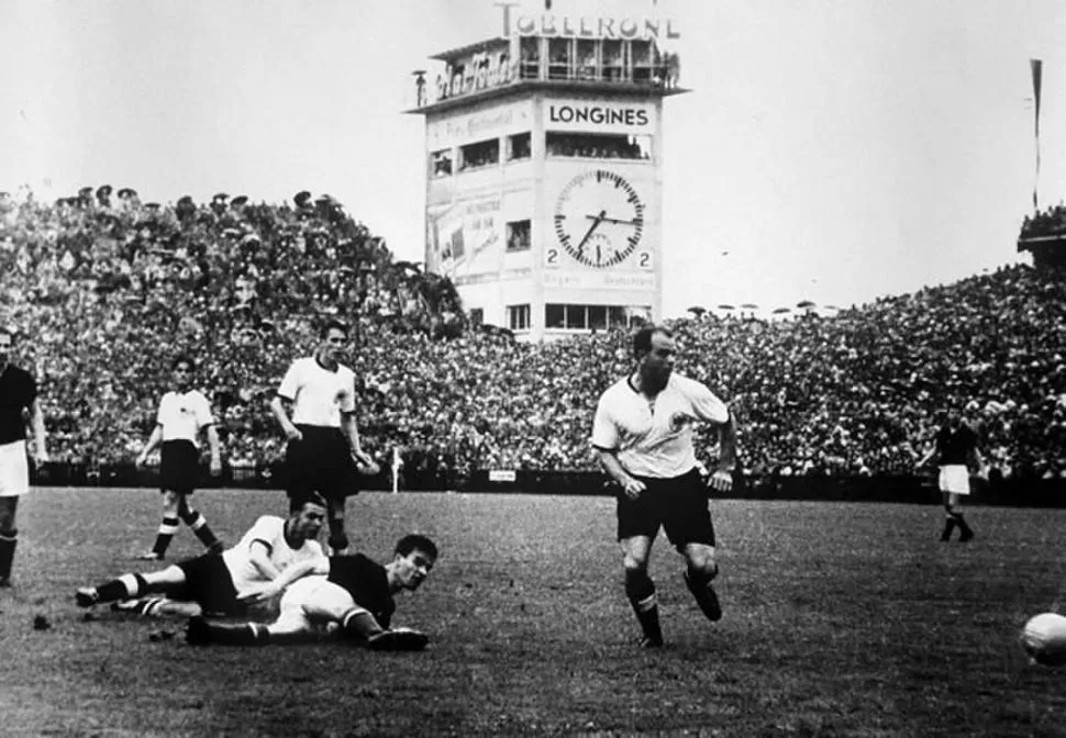 DIERON EL GRAN GOLPE. En la final de Suiza 1954, los alemanes se recuperaron de un flojo inicio de partido y terminaron superando a un rival que parecía invencible; por eso festejaron con todo el título.  