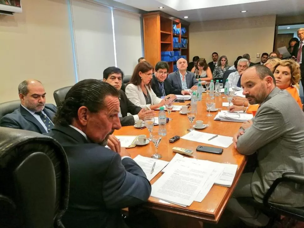 REUNIÓN. Las autoridades del Consejo deliberan en la sesión del miércoles. @CAM_TUCUMAN 