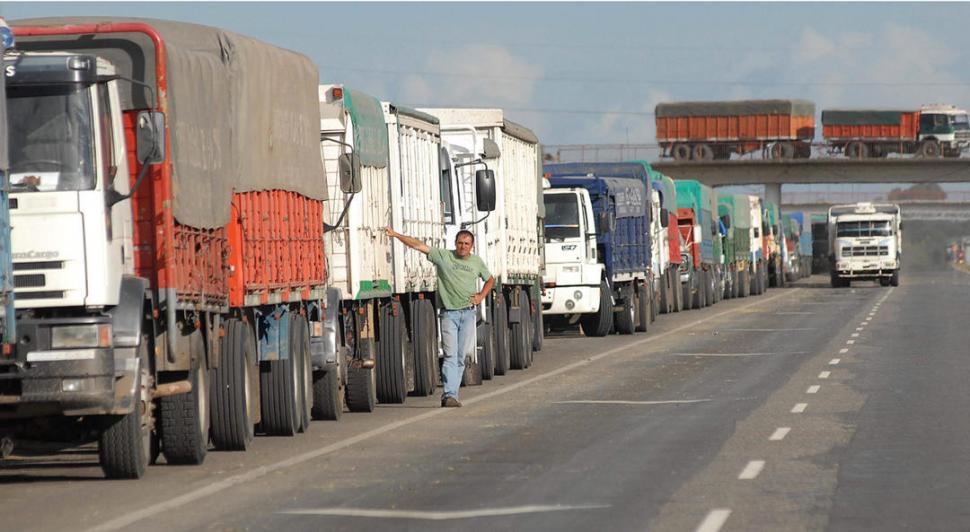 MUCHO TIEMPO. Además del gasto en combustible y fletes, los camioneros deben esperar mucho tiempo para descargar sus granos en los puertos. 