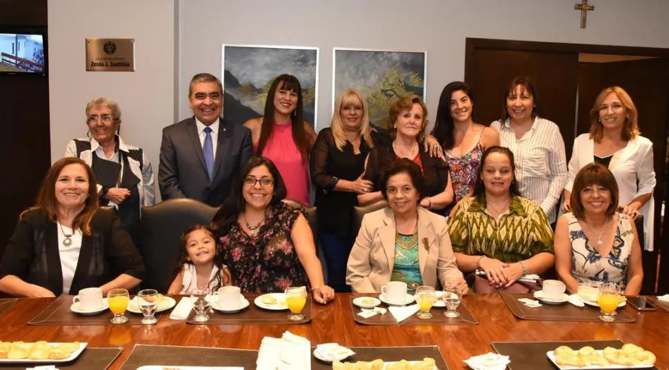 SONRIENTES. El intendente Germán Alfaro se reunió con mujeres que sobresalieron durante el año. Prensa Municipalidad.