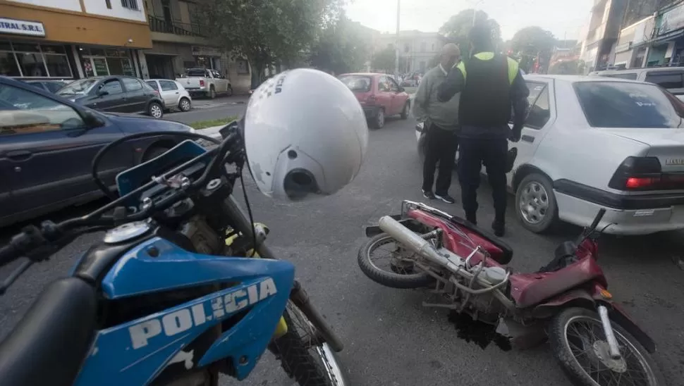 MODALIDAD RECURRENTE. La Policía custodia una motocicleta utilizada para perpetrar un arrebato. Es una de las tres modalidades delictivas en “boga”. la gaceta / foto de DIEGO ARAOZ (archivo)