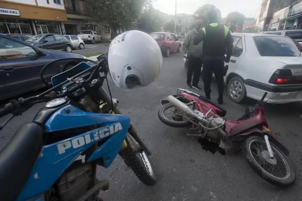 MODALIDAD RECURRENTE. La Policía custodia una motocicleta utilizada para perpetrar un arrebato. Es una de las tres modalidades delictivas en “boga”. la gaceta / foto de DIEGO ARAOZ (archivo)