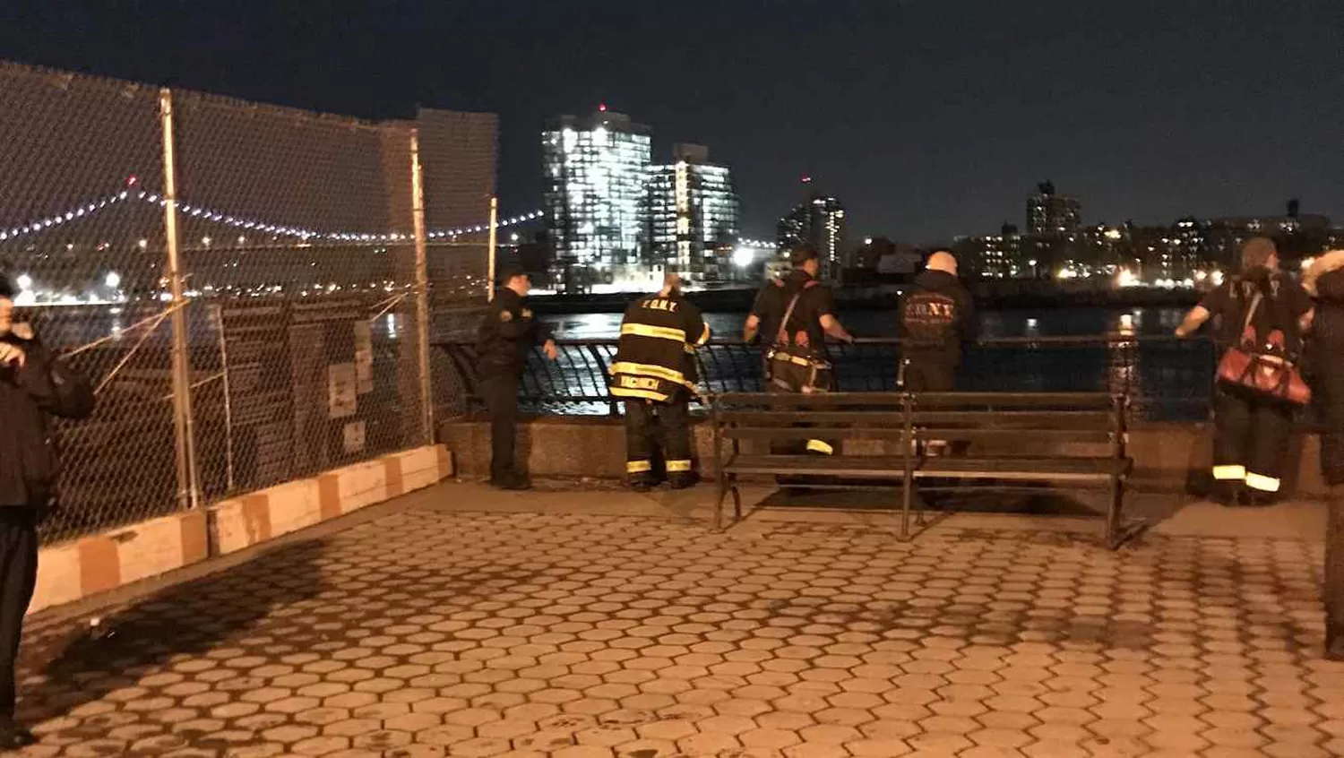 TRAGEDIA .Policías junto al East River, donde un helicóptero se ha estrellado hoy. FOTO TOMADA DE NOTICIAS TELEMUNDO.
