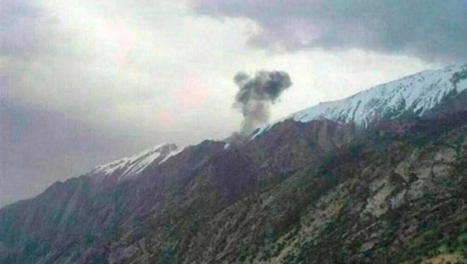 EN LA MONTAÑA. El jet privado se estrelló al oeste de Irán. (FOTO TOMADA DE TWITTER)