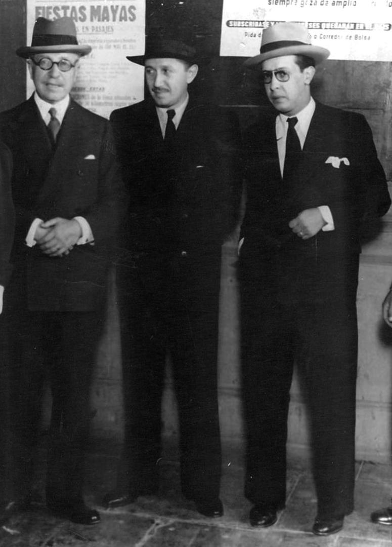 - EN TUCUMÁN. A la izquierda, con los doctores Manuel López Pondal y José Ignacio Aráoz, en 1936.-