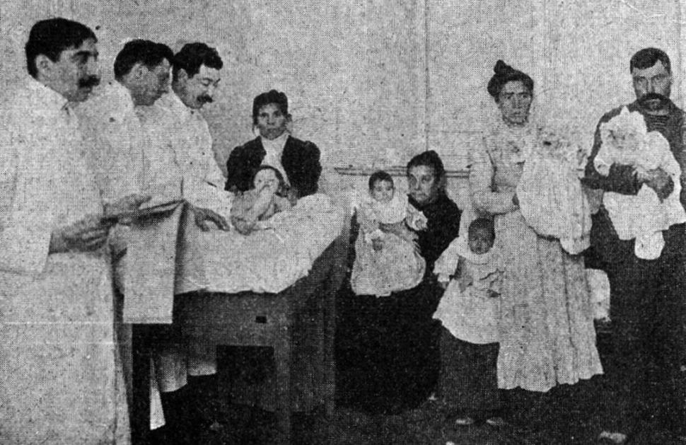 - EN EL HOSPITAL SAN ROQUE. Es el tercero desde la izquierda, que revisa un pequeño paciente en la Sala de Niños.-
