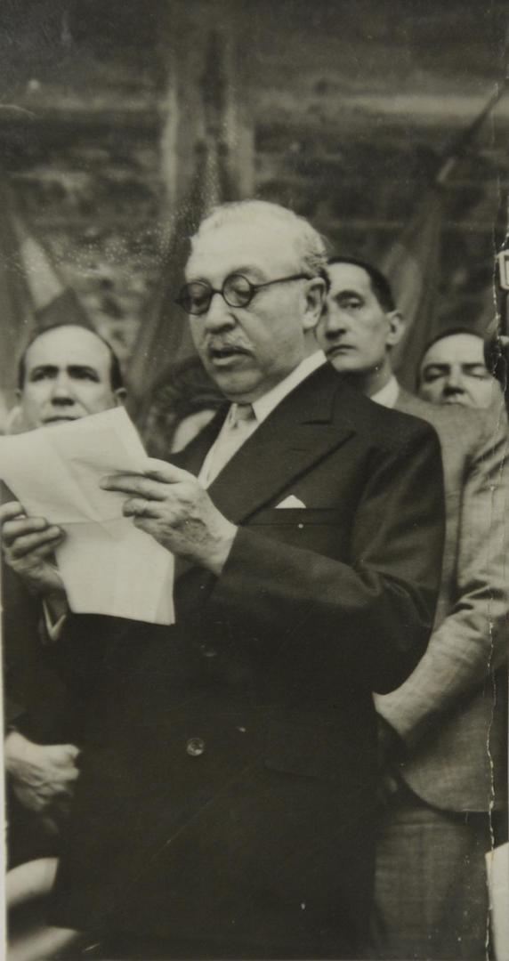 GREGORIO ARÁOZ ALFARO. Aparece pronunciando un discurso, en la década de 1920.