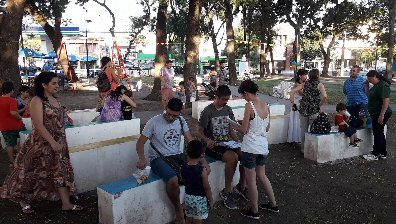 ENTRE AMIGOS. Los vecinos del Abasto compartieron la tarde del sábado en la plaza Miguel Lillo. (FOTO TOMADA DEL FACEBOOK DE FERNANDO RÍOS)