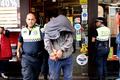 Revuelo en el microcentro: detuvieron a un supuesto mechero en un negocio de 25 de Mayo y Mendoza