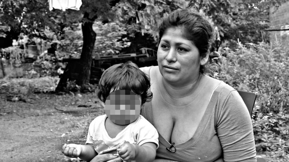 PREOCUPACIÓN. Monteros, con su bebé en brazos, contó que los granos que afectan a sus hijos le quitan el sueño.  