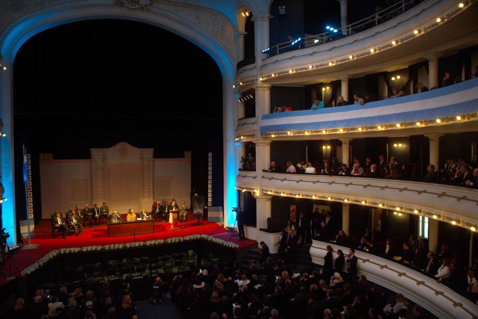 EN 2016. Diputados y senadores de la Nación sesionaron en el Teatro San Martín. Los ahorros costearon el acto. la gaceta / foto de juan pablo sanchez noli 