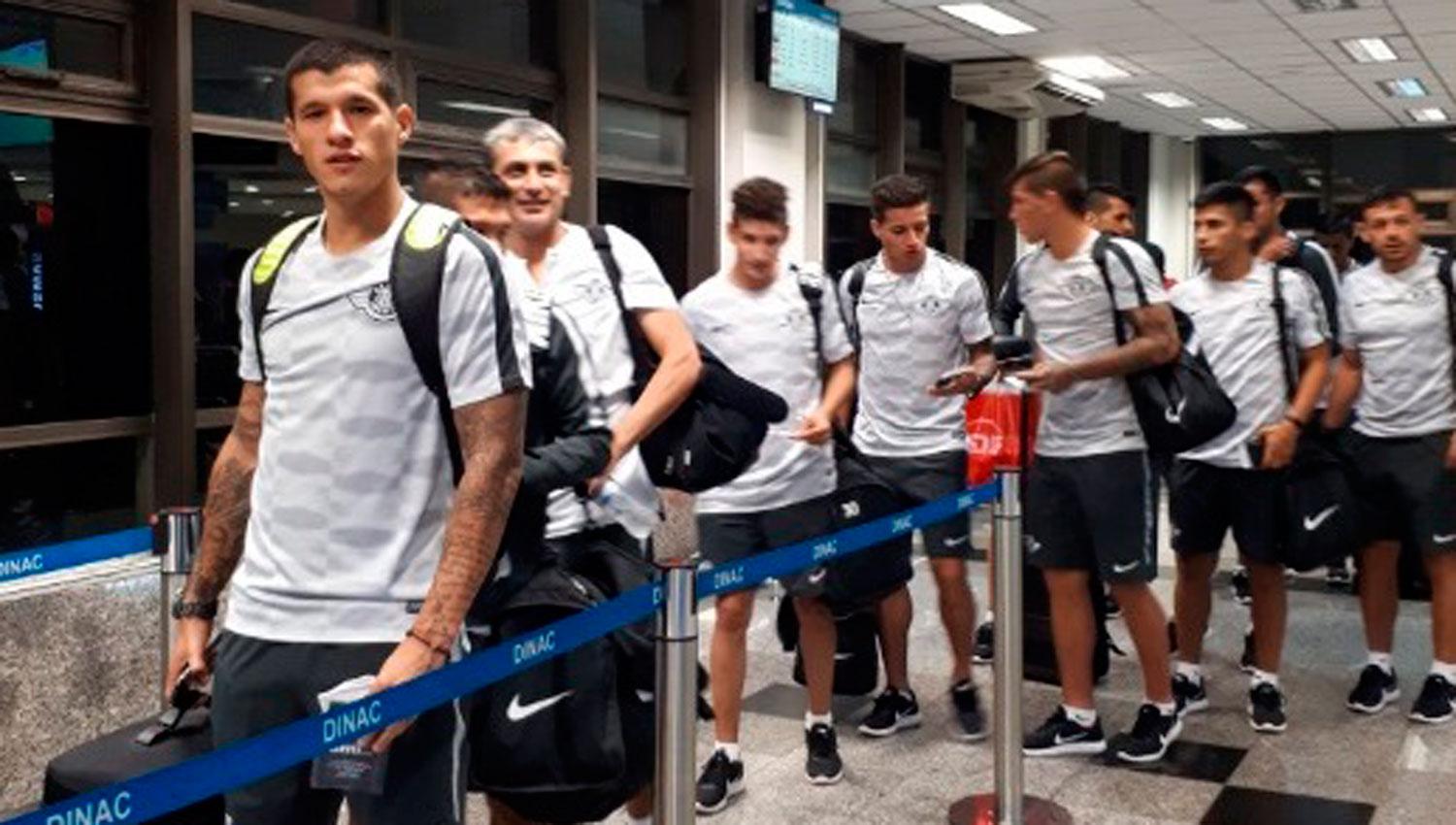 Los jugadores de Libertad en el aeropuerto de Paraguay para partir rumbo a la provincia. FOTO TOMADA DE TWITTER / @Libertad_Guma