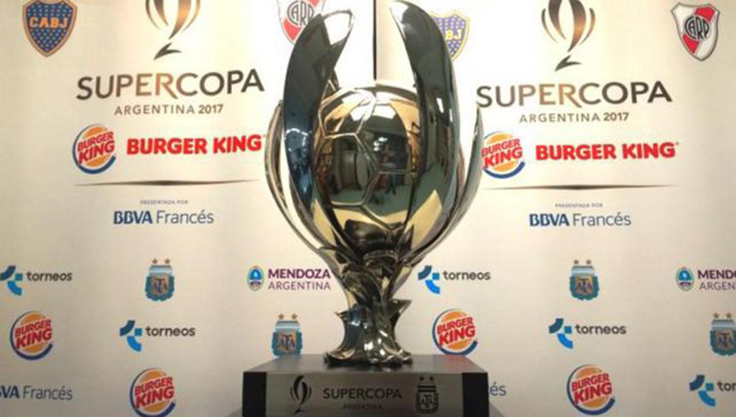 El trofeo para el campeón de la Supercopa Argentina. (@copa_argentina)