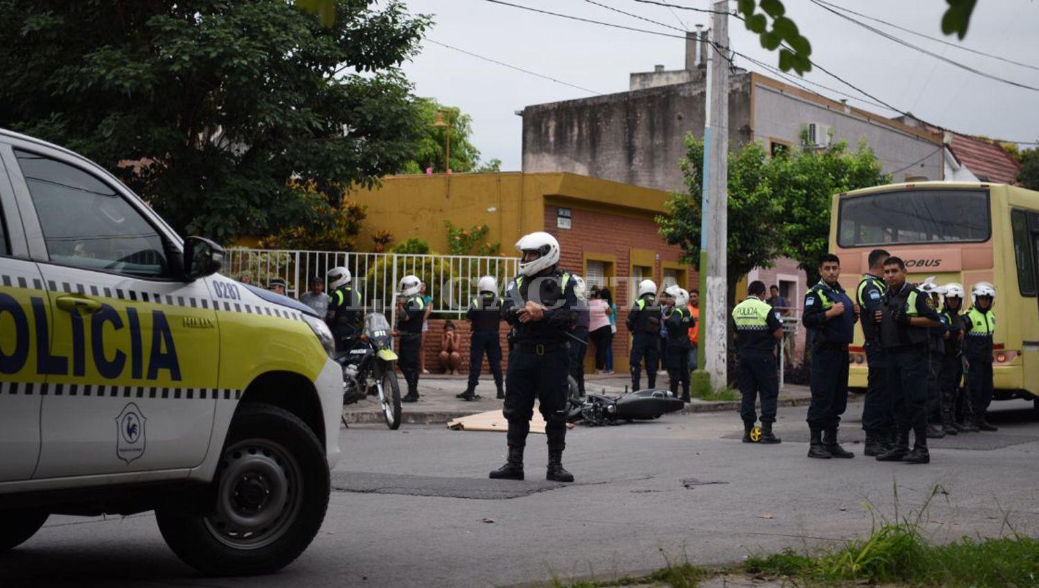 Se reforzó la presencia de policías en el lugar donde se produjo el accidente. LA GACETA/FOTO DE DIEGO ARÁOZ