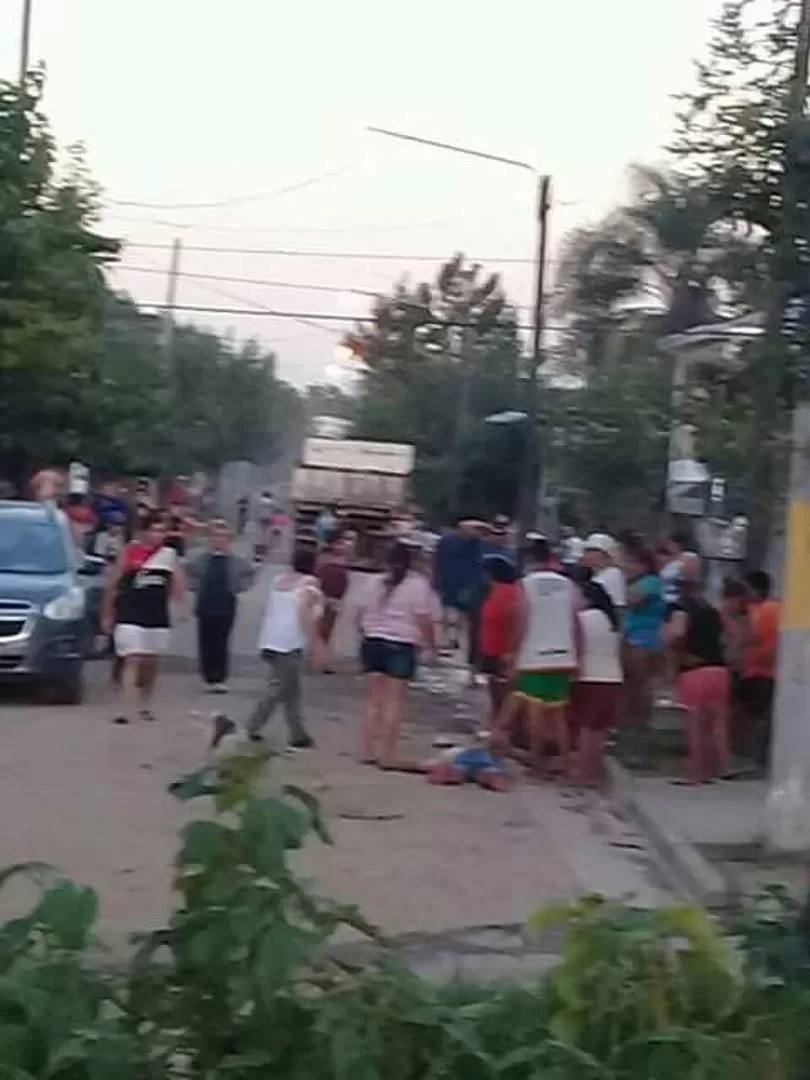 CONMOCIÓN. Familiares y vecinos asisten a la víctima luego del ataque. imagen enviada a la gaceta en whatsapp