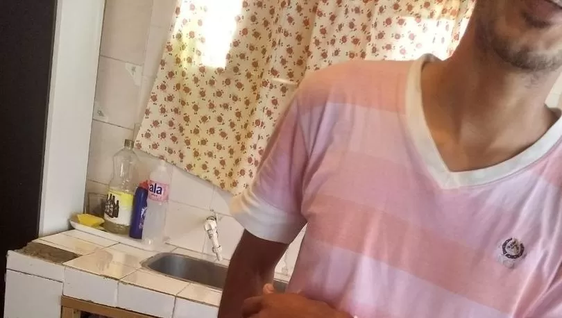 SECUELAS. El agente Víctor Garrocho muestra la herida que le dejó la bala en su brazo izquierdo.