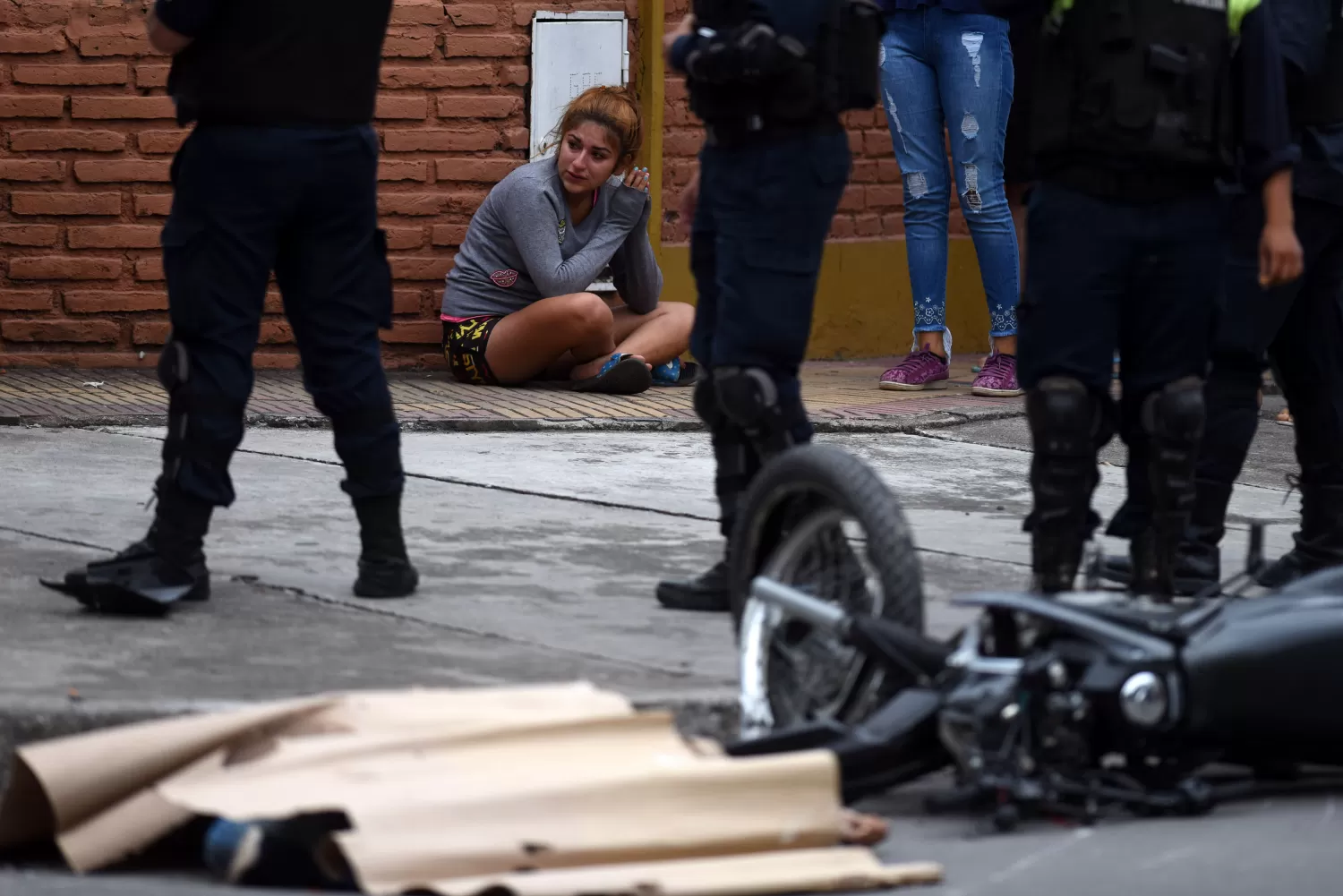 INSEGURIDAD VIAL. Un joven de 22 años quedó tendido sobre el asfalto luego de impactar contra un colectivo. FOTO LA GACETA/ DIEGO ARÁOZ.