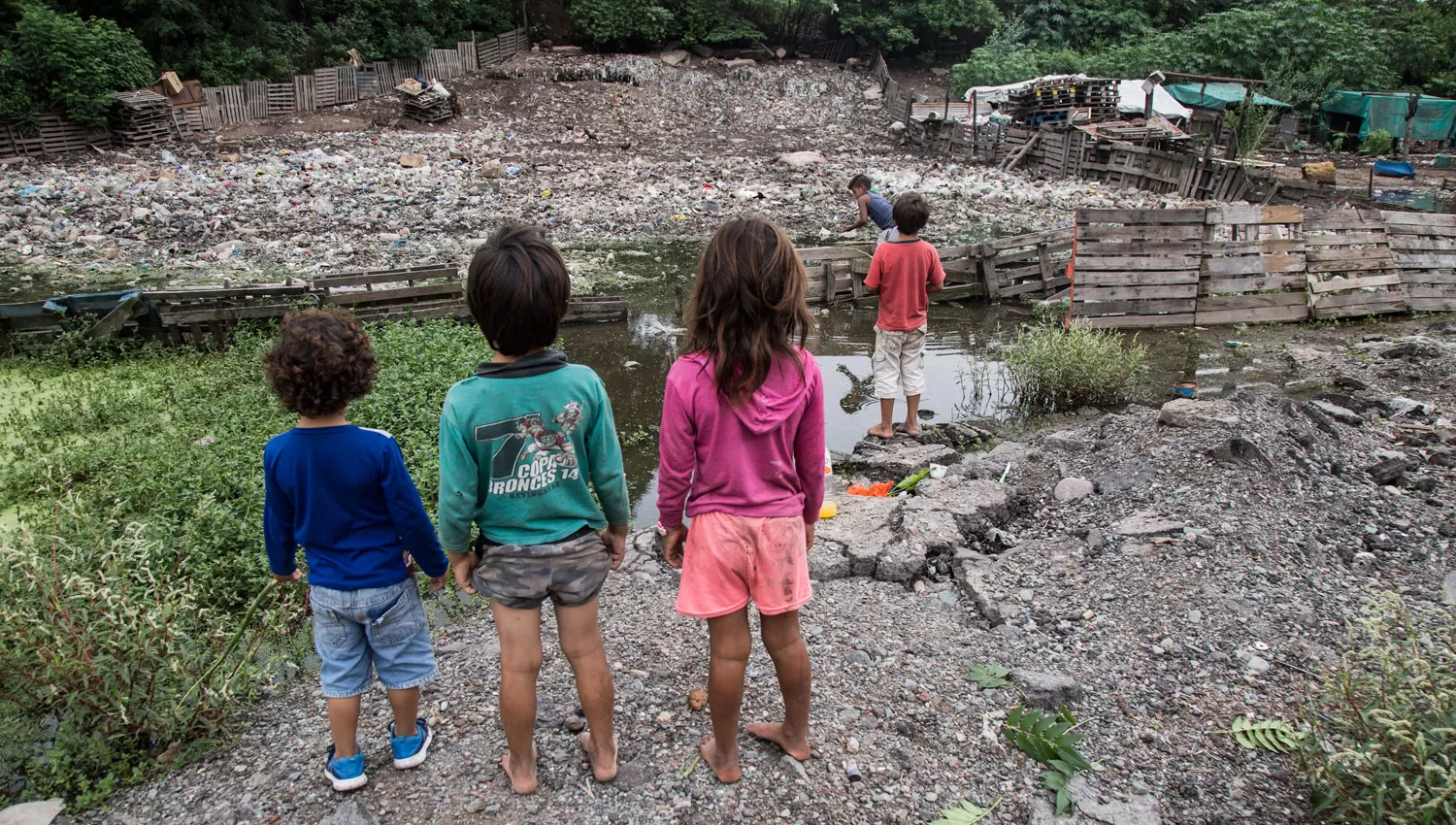 TREMENDO. Un grupo de chicos observa la laguna contaminada y rodeada por basura. LA GACETA / MATÍAS QUINTANA