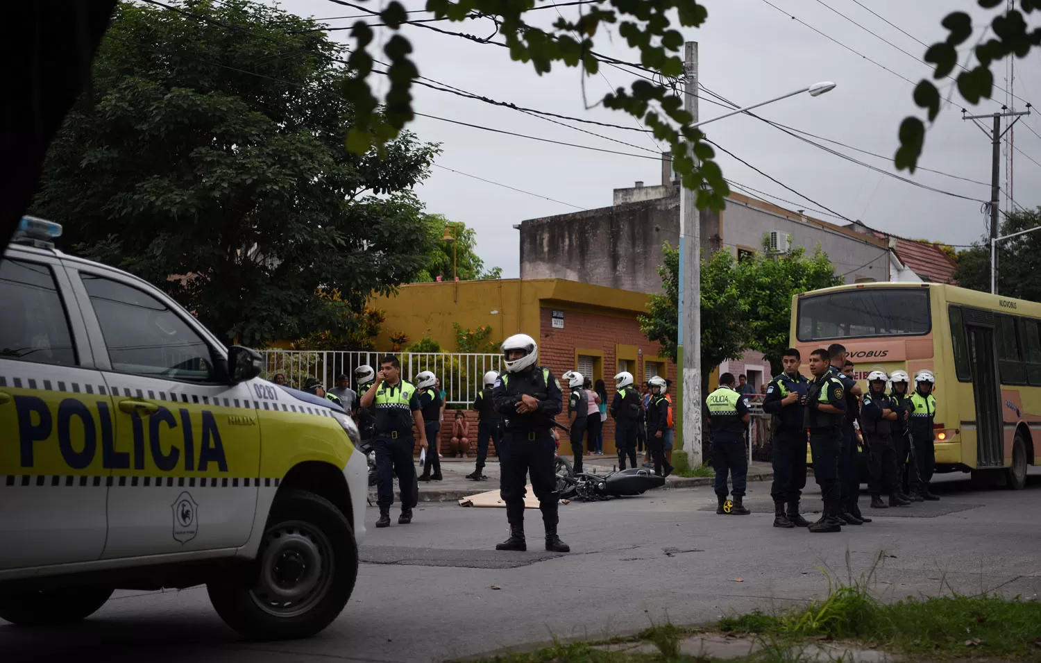 INSEGURIDAD VIAL. Los uniformados custodiaban el lugar del hecho donde también hubo incidentes con los  familiares de la víctima.FOTO LA GACETA/ DIEGO ARÁOZ.