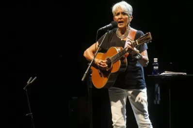 La mítica Joan Baez se baja de las giras, pero no de las ideas