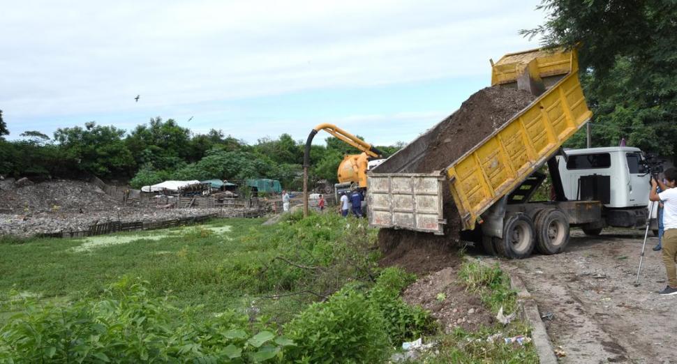 COMPACTACIÓN. La Municipalidad rellenará con tierra el enorme pozo. prensa municipalidad san miguel de tucumán 