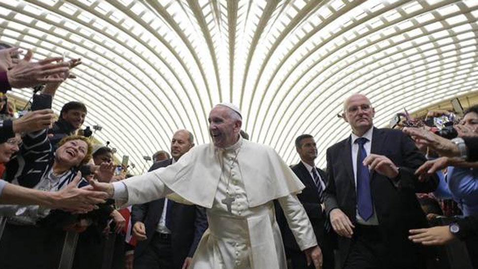 EUFORIA. El Papa saluda fieles durante un acto. ARCHIVO