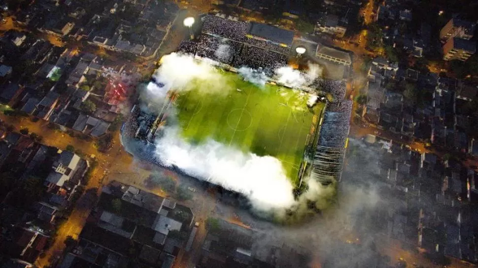 DESDE ARRIBA. El Monumental explota en el recibimiento del equipo durante una de las noches de Copa Libertadores que vivió el año pasado. La hinchada volverá a vivir otro partido internacional en Tucumán. horizonte drones