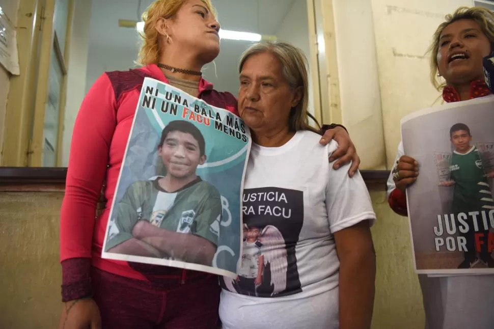 INDIGNADOS. Los familiares de Facundo se quejaron de la investigación y negaron que el chico haya empuñado un arma cuando le dispararon. la gaceta / foto de Analía Jaramillo