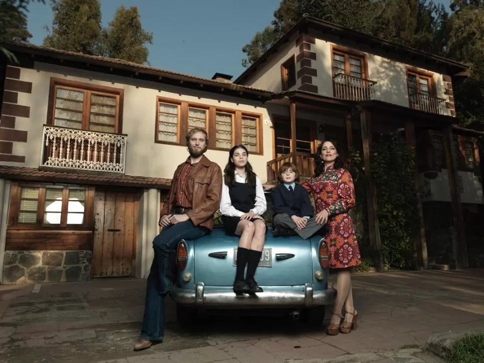UNA FAMILIA NORMAL. Mike, Mary, y sus hijos Cony y Simón, los personajes de la miniserie chilena. Gentileza Eliana Corazza