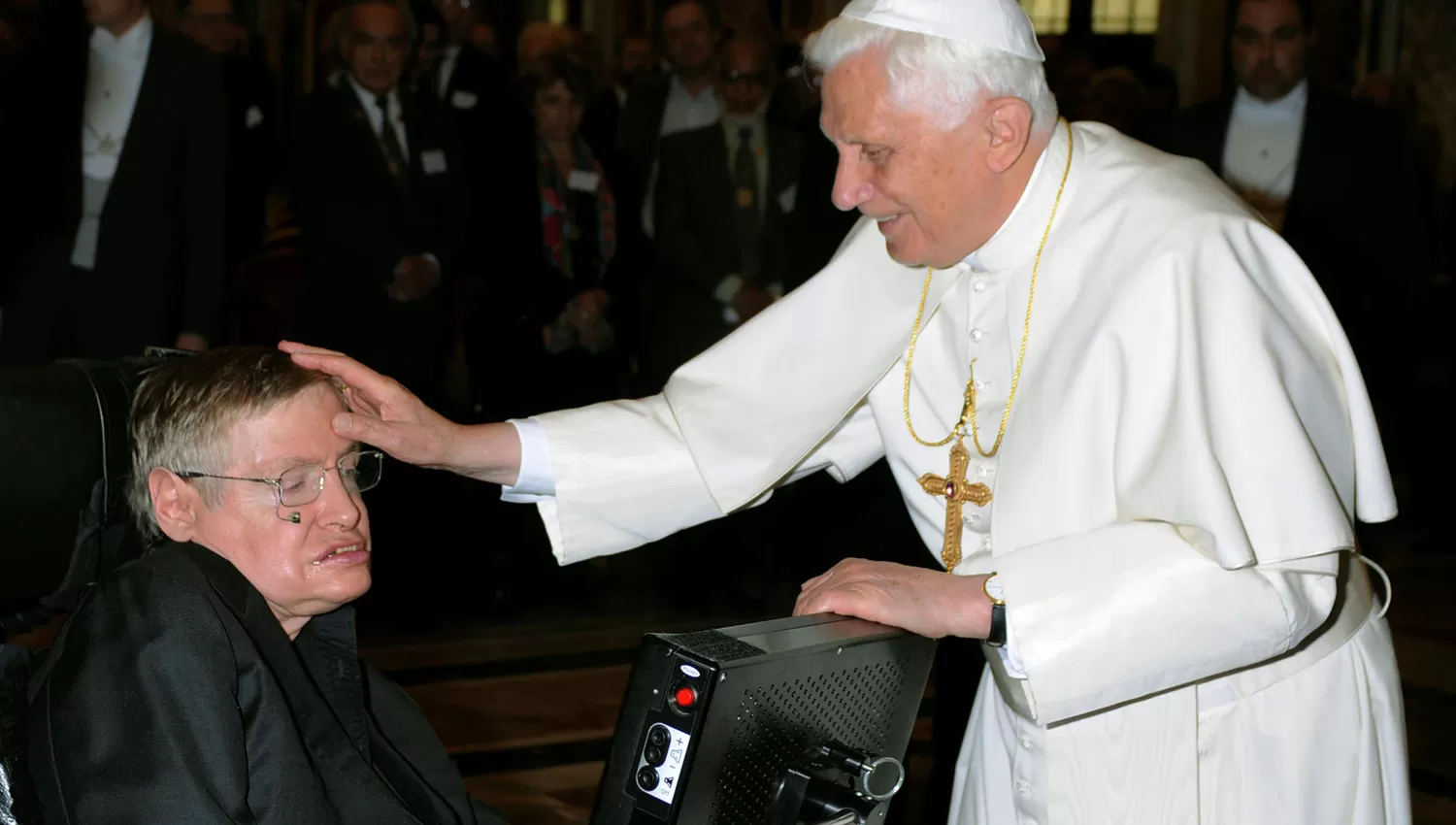 Stephen Hawking junto a Benedicto XVI. REUTERS