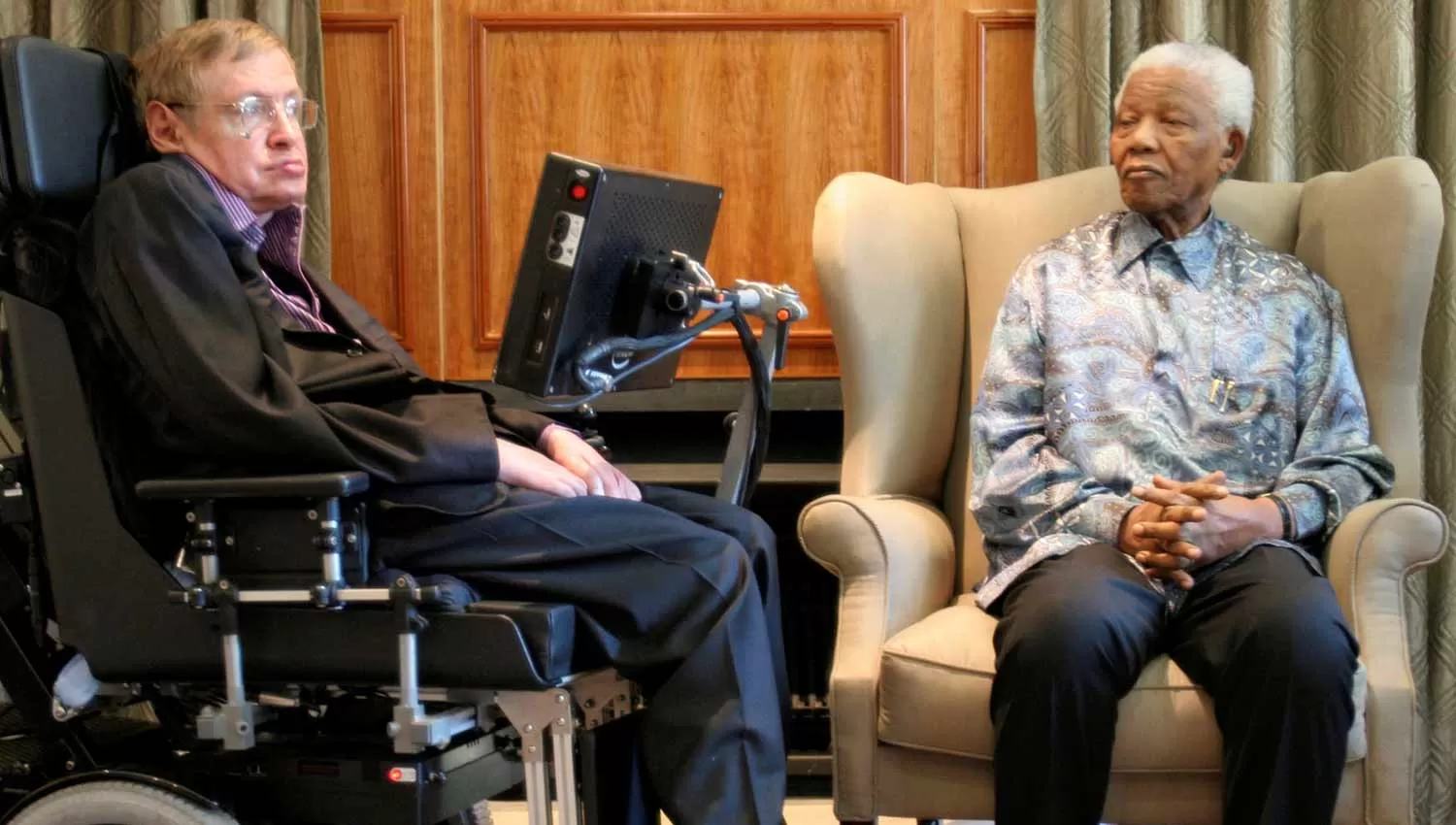 DOS SÍMBOLOS. Stephen Hawking y el sudafricano Nelson Mandela, durante un encuentro que mantuvieron en 2008 en Johannesburgo. REUTERS