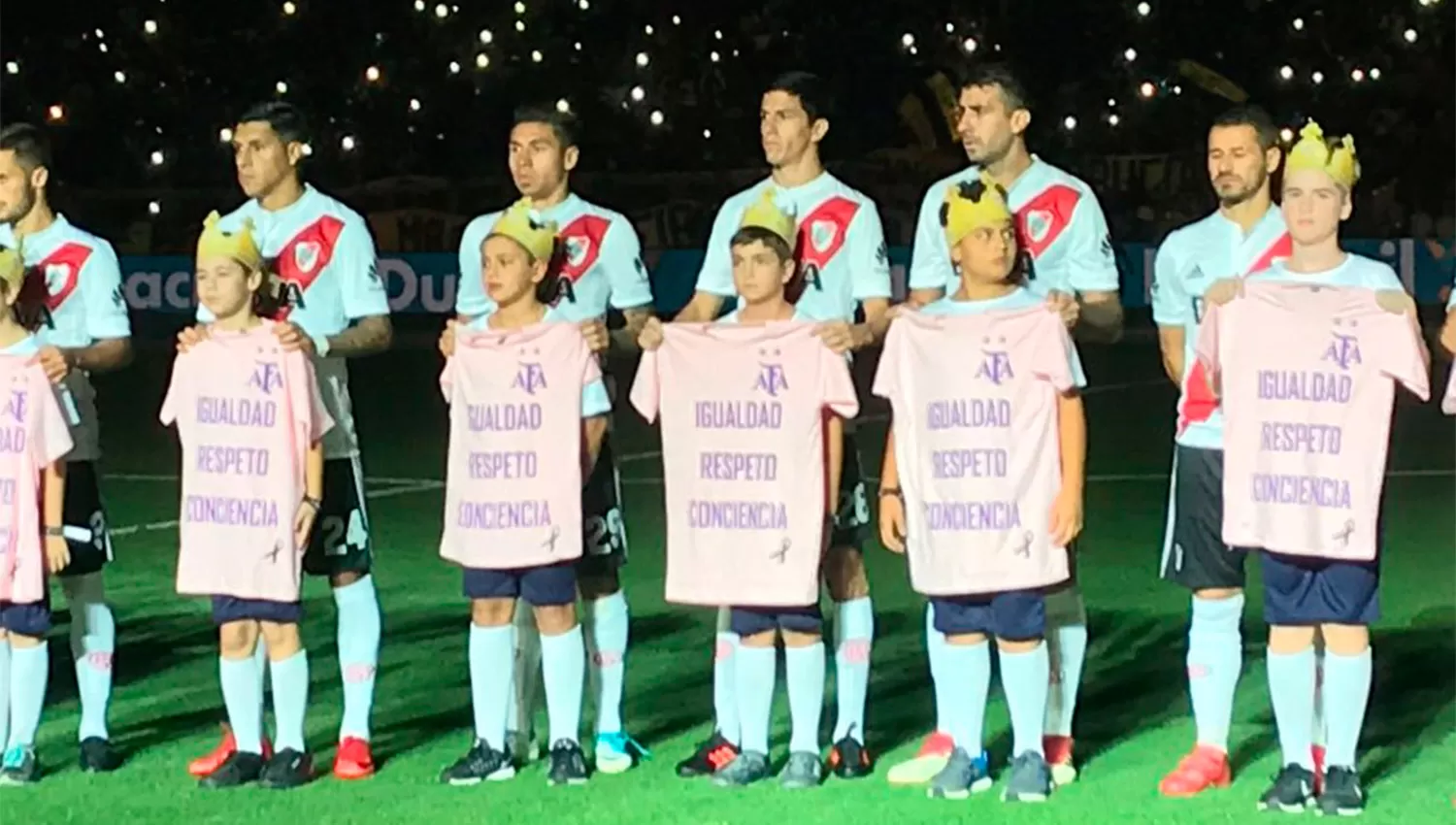 CONCIENCIA DE GÉNERO. Los jugadores de River y Boca ingresaron al campo con camisetas para apoyar la lucha de las mujeres. (CAPTURA)