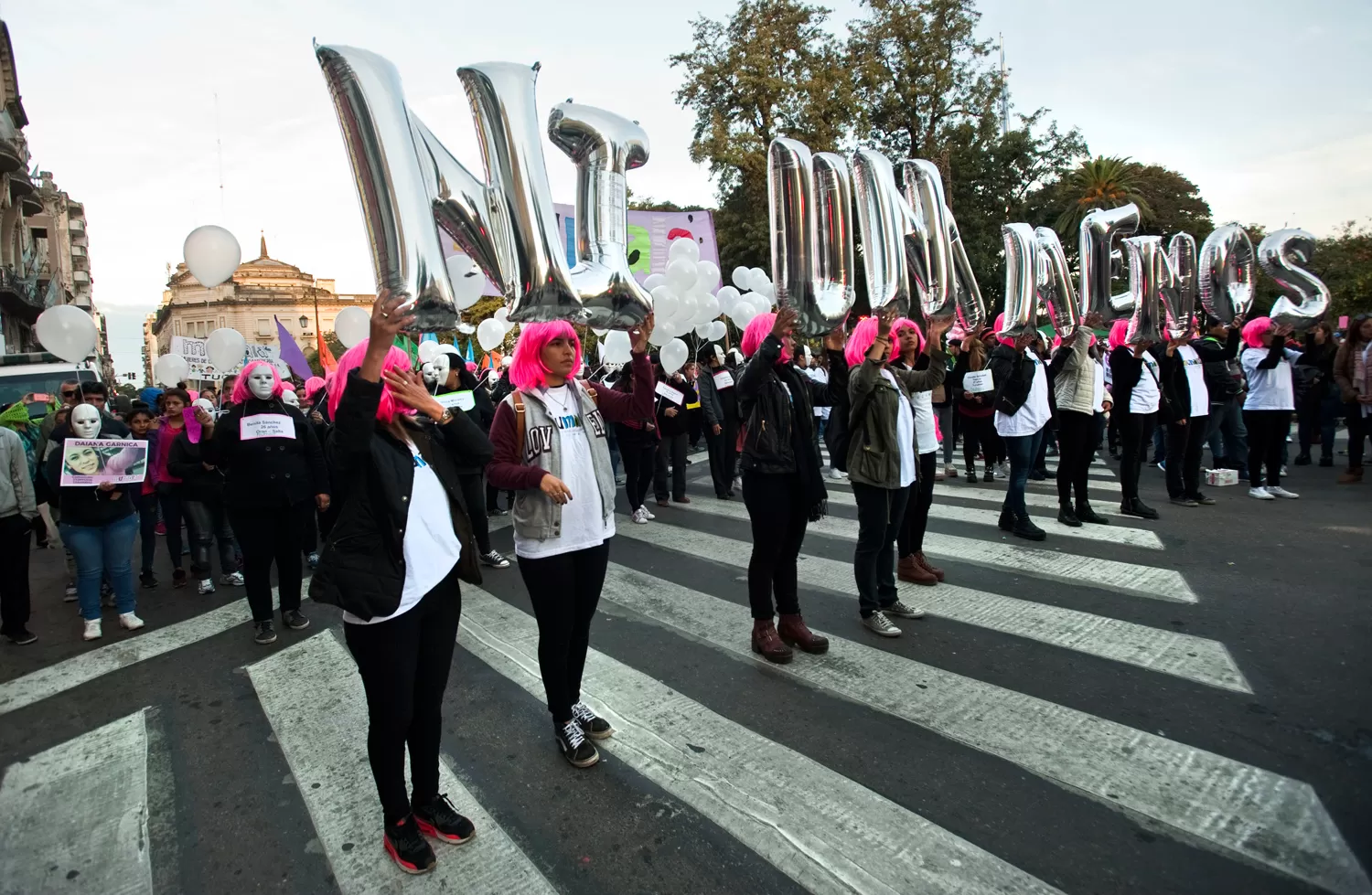 MARCHA NI UNA MENOS. Las mujeres marcharon en Tucumán. LA GACETA/ INÉS QUINTEROS ORIO