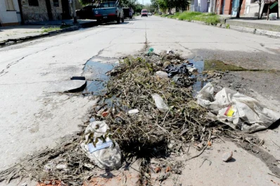 Un bache cumplió 20 años y cada vez se hace más grande