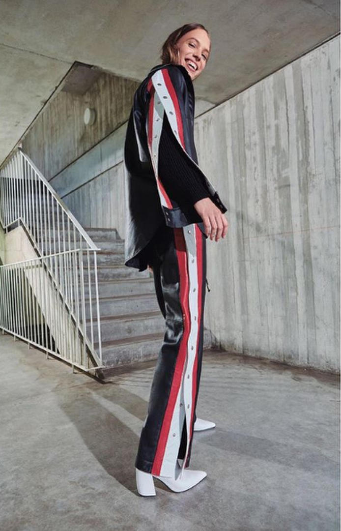 ALINEADA. Mucho cuero y líneas verticales en los costados de las prendas de María Cher.
