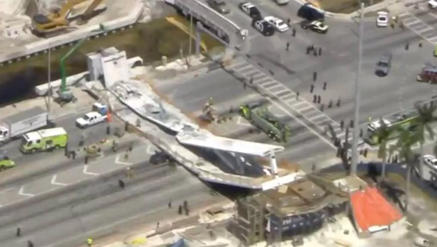 TRAGEDIA. Colapsó un puente en Miami y hay muertos. (CNN)