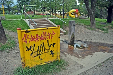 El parque Guillermina sufre en silencio ante su diario deterioro