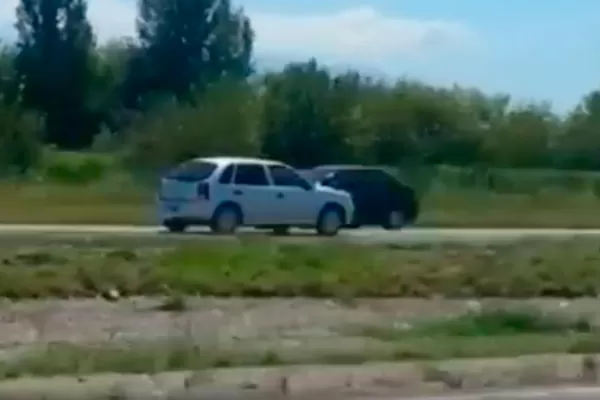 Video: filman a un auto que circula a contramano por la autopista Tucumán-Famaillá