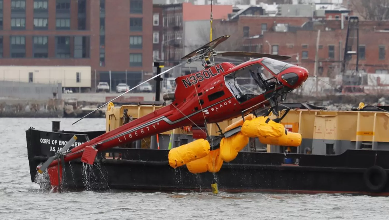 LOS RESTOS. El helicóptero de la tragedia. FOTO DE REUTERS