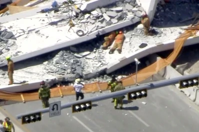 Las imágenes más impactantes del trágico derrumbe del puente en Miami