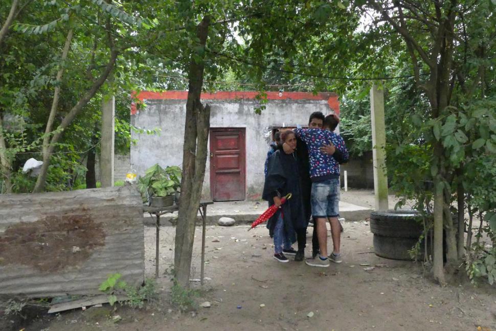 UNIDOS POR EL DOLOR. El padre, la madre y el novio de la adolescente se abrazan en el patio de su casa. la gaceta / Foto de osvaldo ripoll 