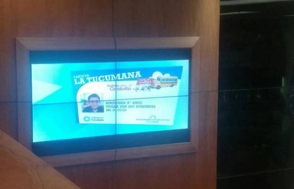 MODELO. En los monitores del recinto se observó la tarjeta “La Tucumana”. 