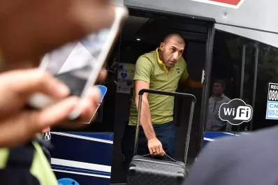 Los jugadores de Boca llegaron a Tucumán en silencio pero respaldados por cientos de hinchas
