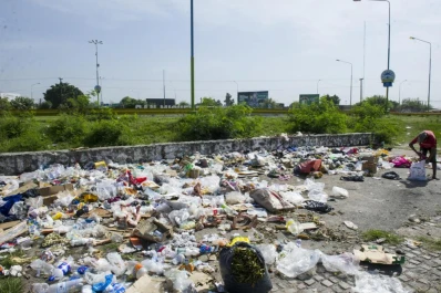 No saben cómo combatir la basura en el acceso a la ciudad por San Cayetano