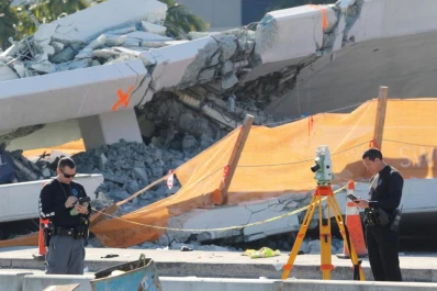 Subestimaron una grieta en el puente peatonalMIAMI.- Dos horas antes de desplomarse un puente peaton