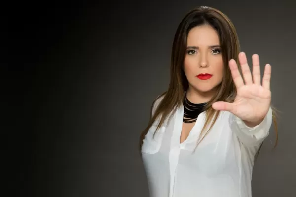 Cecilia Paliza recibe un premio en el Senado de la Nación